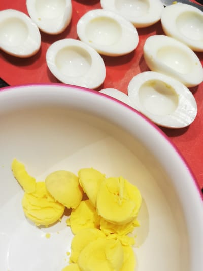 remove egg yolk from whites