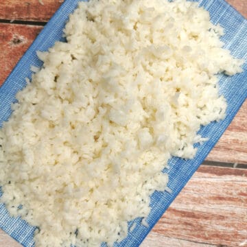 Long grain white rice in a blue platter.